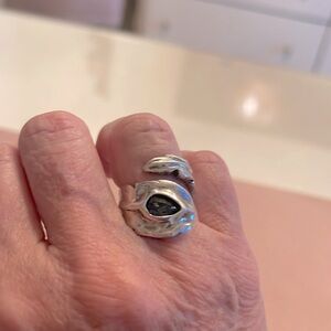 Uno de 50 sterling silver-plated “feather” ring with 1 gray Swarovski crystal